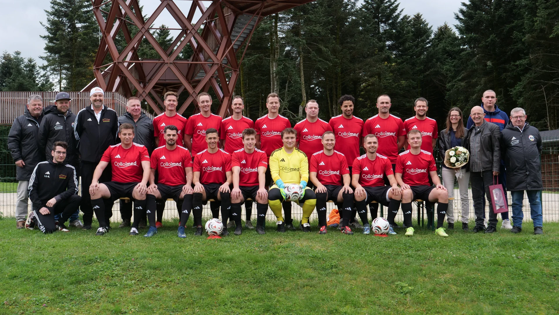Mannschaft des TSV Presseck-Enchenreuth mit dem Colloimed-Team in den neuen Trikots