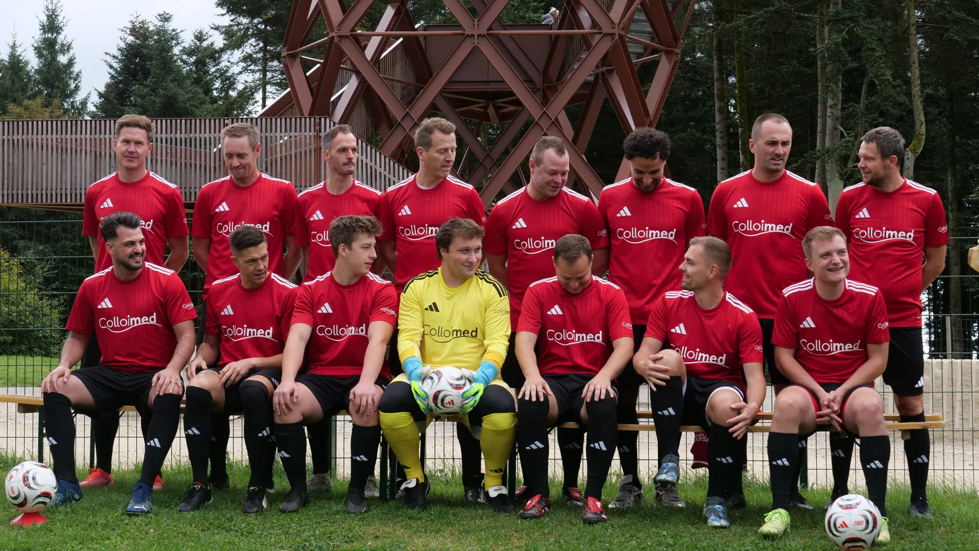Spieler des TSV Presseck-Enchenreuth beim Mannschaftsfoto in roten Trikots und gelbem Torwarttrikot