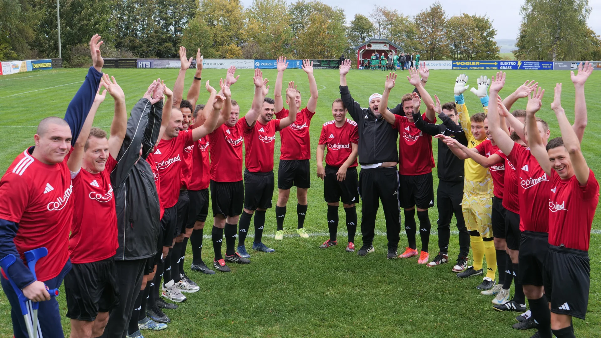 Spieler und Begleiter des TSV Presseck-Enchenreuth heben beim gemeinsamen Foto die Arme