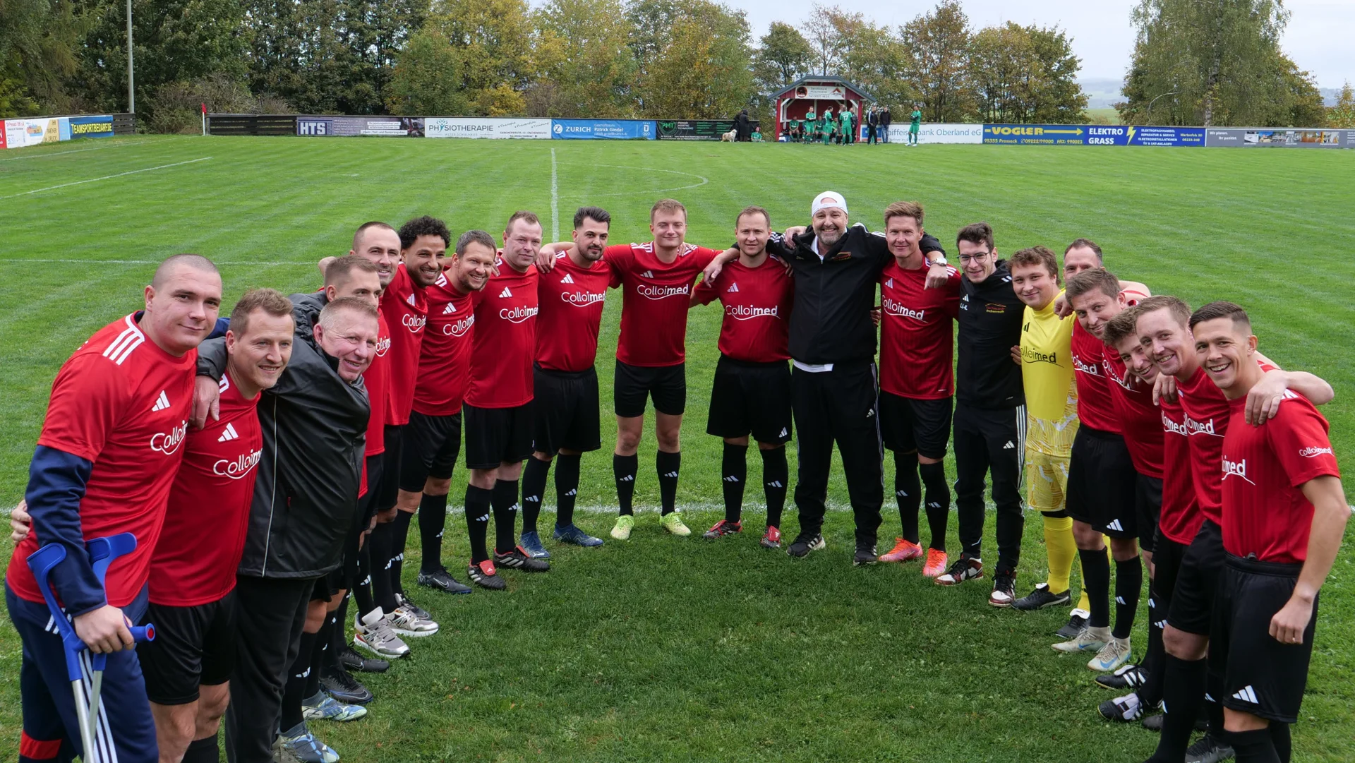 Spieler und Begleiter des TSV Presseck-Enchenreuth stehen mit den Armen um die Schultern im Kreis