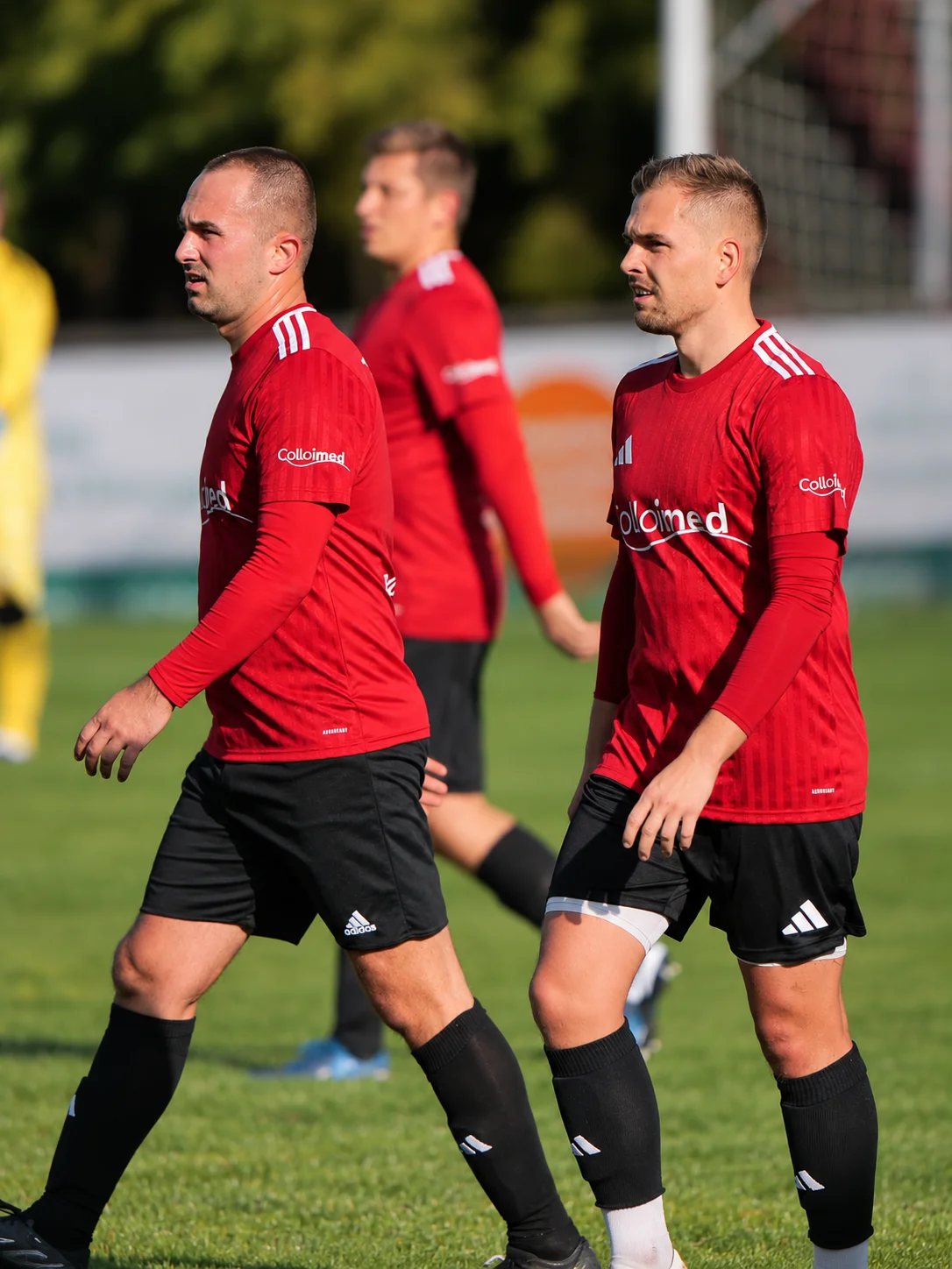 Zwei Spieler des TSV Presseck-Enchenreuth in roten Trikots auf dem Fußballplatz