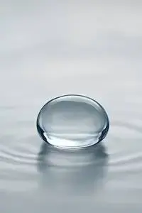 Ein klarer Tropfen symbolisiert Reinheit kolloidaler Manganlösung