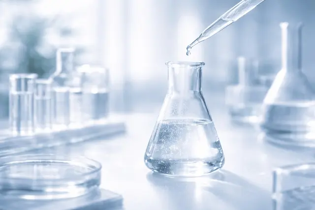 Hochwertige Laboraufnahme als Symbol für Qualität, Reinheit und Sicherheit bei Kolloiden