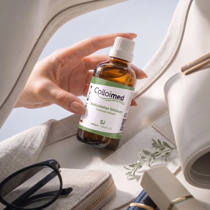 Warum Colloimed Silizium? Premium-Qualität und sorgfältige Verarbeitung Kolloidales Silizium von Colloimed als hochwertiges Premium-Produktbild mit Handinszenierung