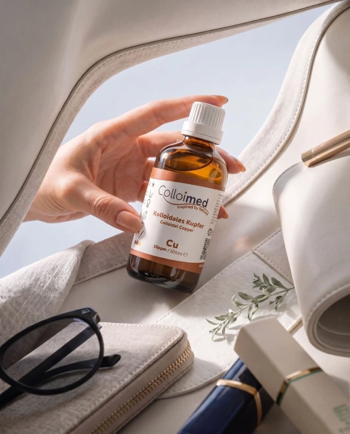 Kolloidales Kupfer von Colloimed als hochwertiges Premium-Produktbild mit Handinszenierung